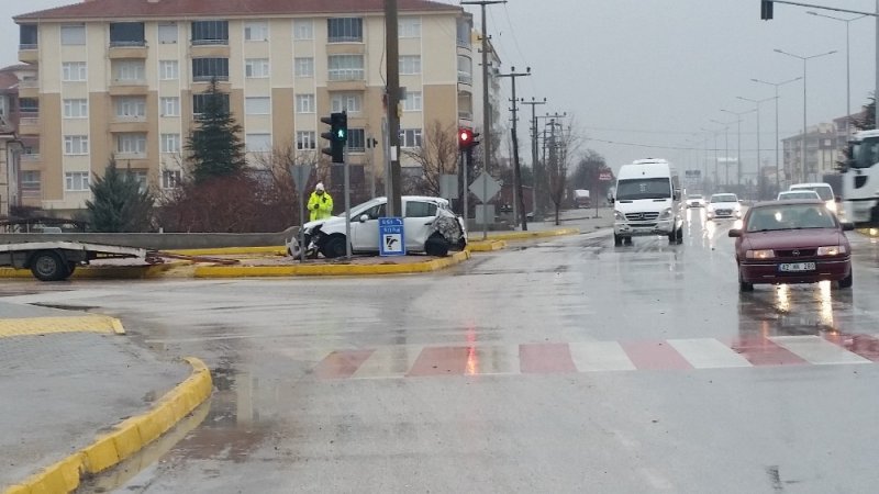 Konya’da Tırın Çarptığı Otomobil Savruldu
