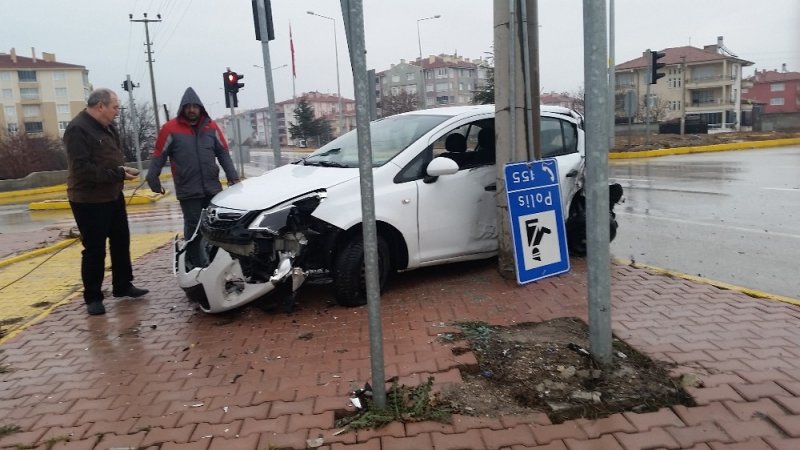 Konya’da Tırın Çarptığı Otomobil Savruldu