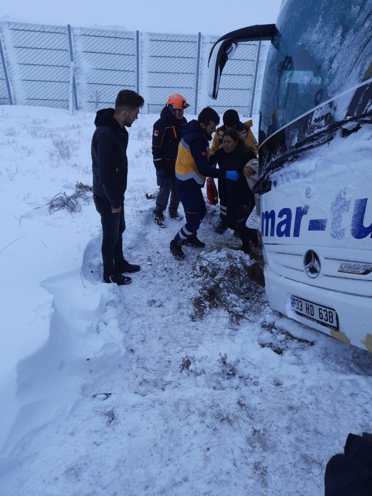 Kara Saplanan Otobüste Mahsur Kalan 48 Kişiyi Afad Kurtardı