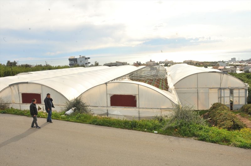 Mersin'de Fırtına Seralara Zarar Verdi, Bir Evin Çatısı Uçtu