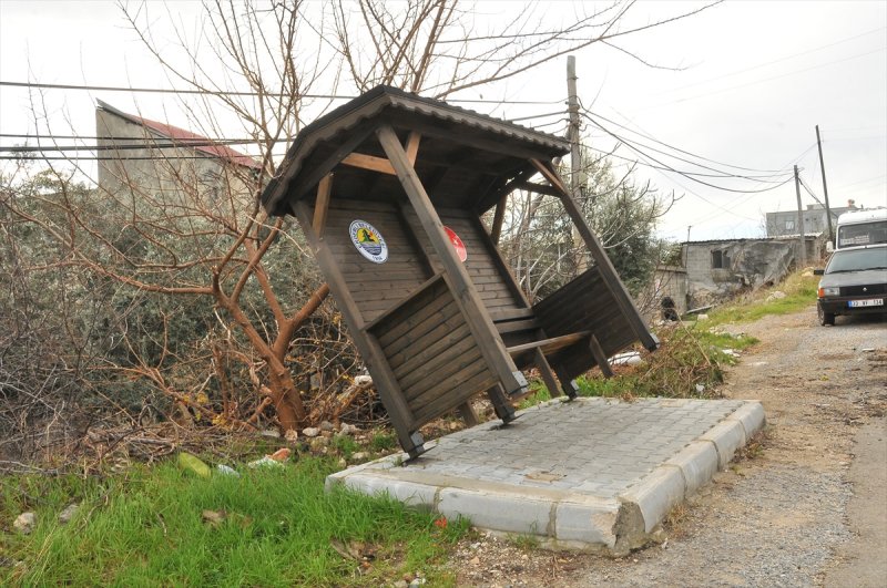 Mersin'de Fırtına Seralara Zarar Verdi, Bir Evin Çatısı Uçtu