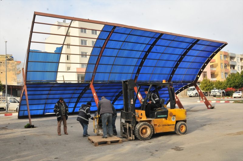 Mersin'de Fırtına Seralara Zarar Verdi, Bir Evin Çatısı Uçtu