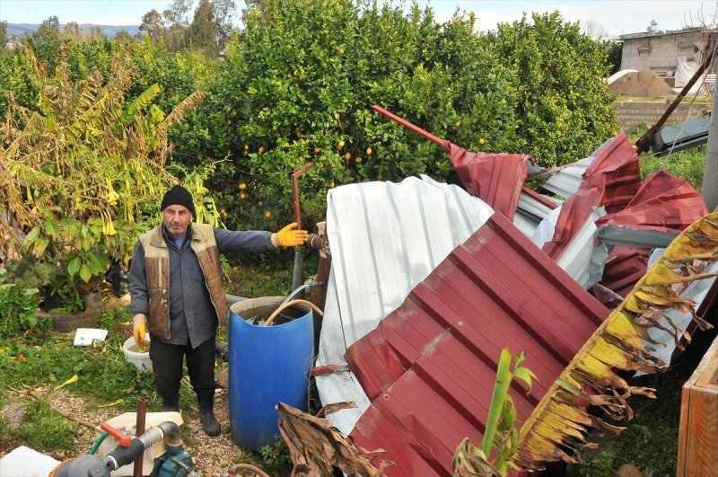 Mersin'de Fırtına Seralara Zarar Verdi, Bir Evin Çatısı Uçtu