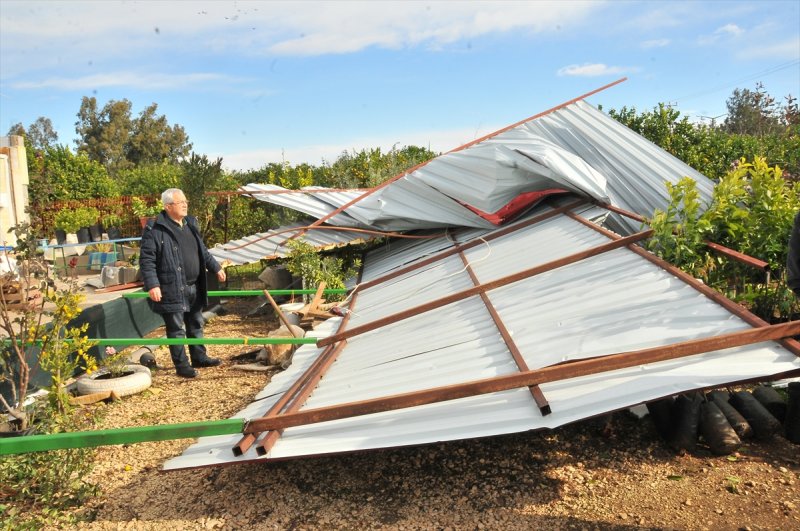 Mersin'de Fırtına Seralara Zarar Verdi, Bir Evin Çatısı Uçtu