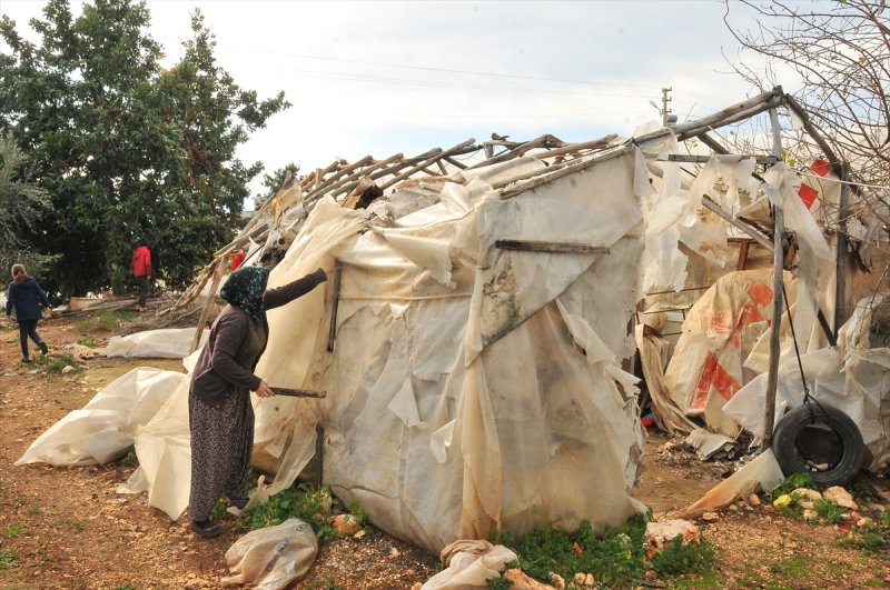 Mersin'de Fırtına Seralara Zarar Verdi, Bir Evin Çatısı Uçtu