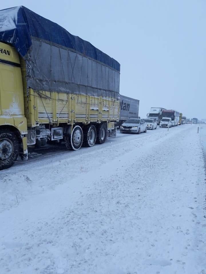 Kayseri-Ankara Ve Kayseri-Niğde Yollarında Trafikte Aksamalar Yaşandı