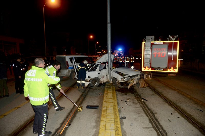 Eskişehir'de Direğe Çarpan Araç Adeta İkiye Ayrıldı