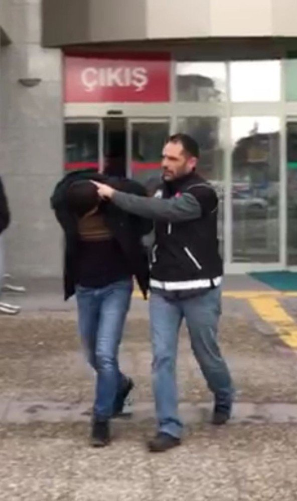 Kimlik Sorgusunda Yakayı Ele Verdi