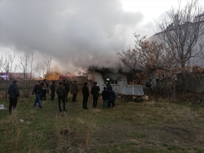 Konya'da Ev Yangınında Yaralı Kurtarılan Kişi Hayatını Kaybetti