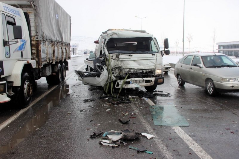 Kayseri'de Çekici İle Halk Otobüsü Çarpıştı: 6 Yaralı