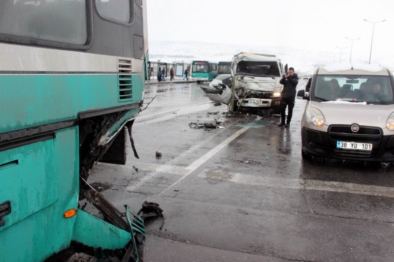 Kayseri'de Çekici İle Halk Otobüsü Çarpıştı: 6 Yaralı