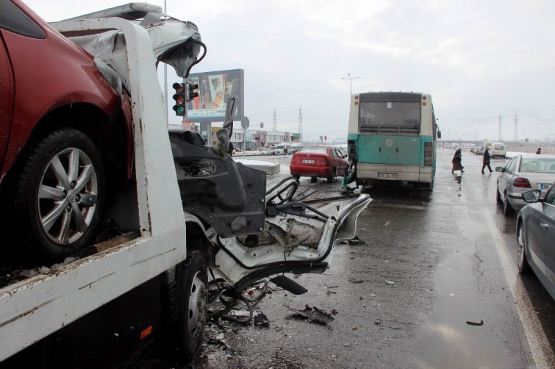 Kayseri'de Çekici İle Halk Otobüsü Çarpıştı: 6 Yaralı