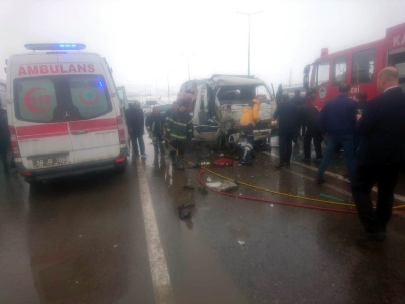 Kayseri'de Çekici İle Halk Otobüsü Çarpıştı: 6 Yaralı