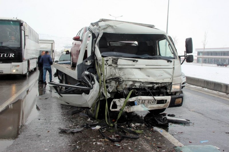 Kayseri'de Çekici İle Halk Otobüsü Çarpıştı: 6 Yaralı