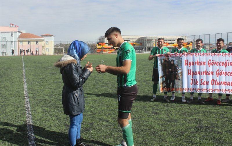 Konya'da Yeşil Sahada Evlenme Teklifi