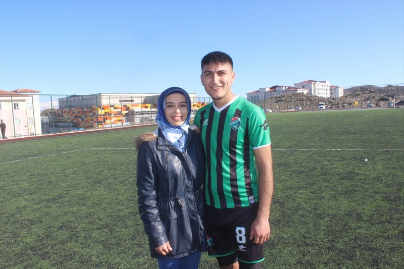 Konya'da Yeşil Sahada Evlenme Teklifi
