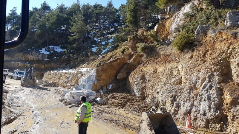 Mersin'de Yağışların Zarar Verdiği Yollar Yapılıyor