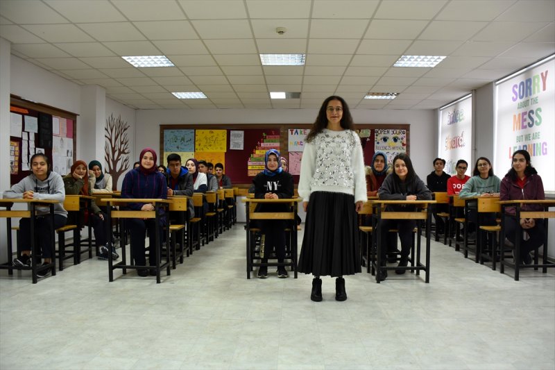 Kayseri'de Buket Öğretmen Protez Bacakla Öğrencilerine Kavuştu