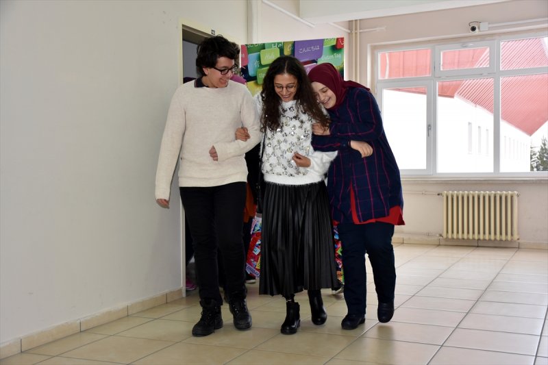 Kayseri'de Buket Öğretmen Protez Bacakla Öğrencilerine Kavuştu