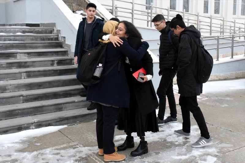 Kayseri'de Buket Öğretmen Protez Bacakla Öğrencilerine Kavuştu
