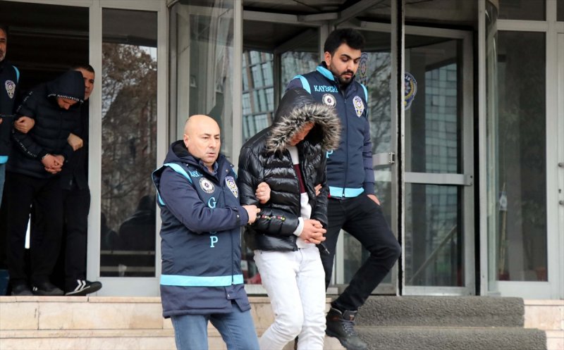 Kayseri'de Silahlı Market Soygunu Zanlılarını Kardaki Ayak İzleri Ele Verdi