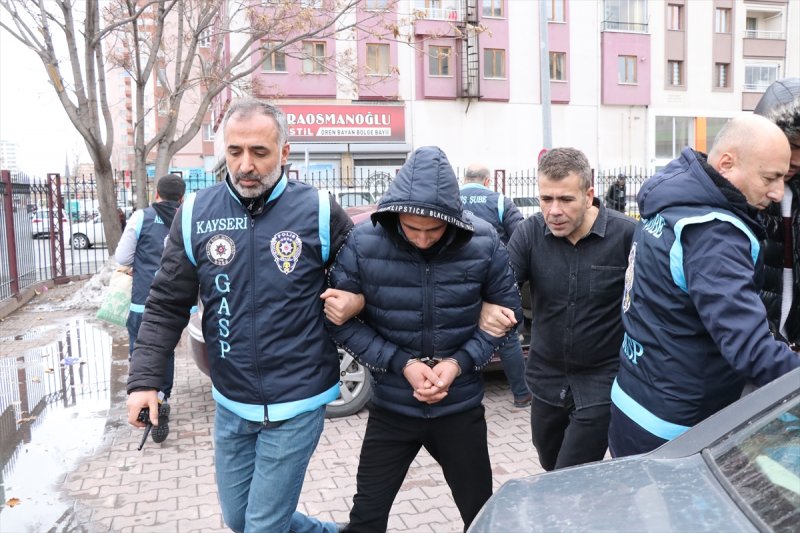 Kayseri'de Silahlı Market Soygunu Zanlılarını Kardaki Ayak İzleri Ele Verdi