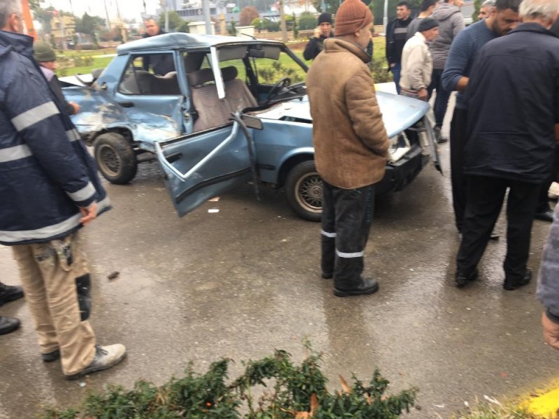 Tarsus’ta Trafik Kazası: 2 Yaralı
