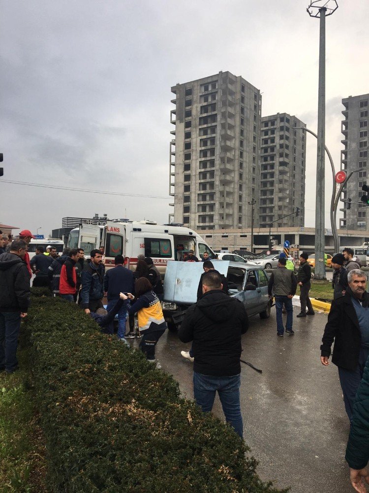 Tarsus’ta Trafik Kazası: 2 Yaralı