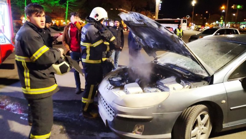 Otomobil Yangını Paniğe Neden Oldu