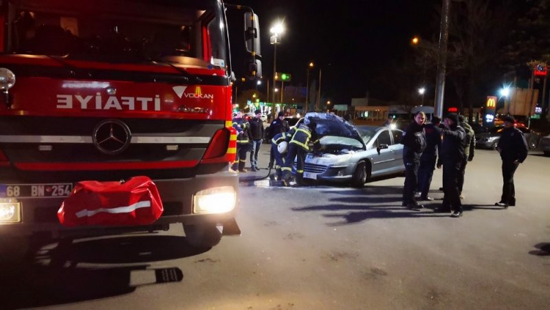 Otomobil Yangını Paniğe Neden Oldu