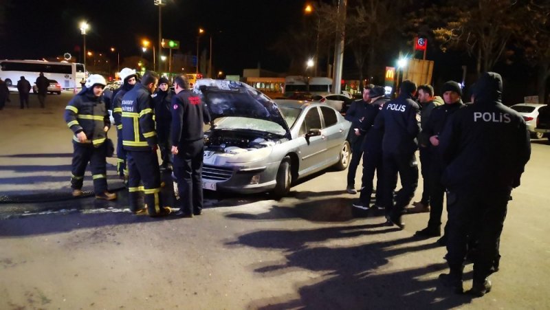 Otomobil Yangını Paniğe Neden Oldu