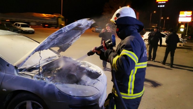 Otomobil Yangını Paniğe Neden Oldu