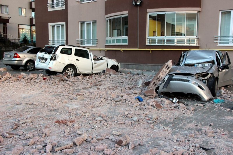 Saatte 110 Kilometre Hıza Ulaşan Rüzgar Kayseri’yi Savaş Alanına Çevirdi