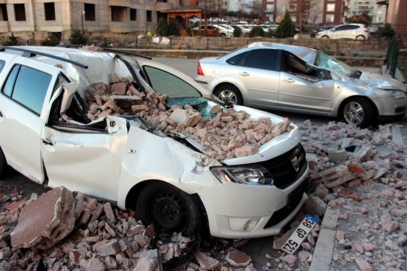 Saatte 110 Kilometre Hıza Ulaşan Rüzgar Kayseri’yi Savaş Alanına Çevirdi