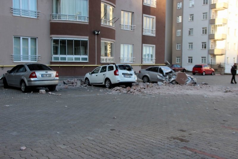 Saatte 110 Kilometre Hıza Ulaşan Rüzgar Kayseri’yi Savaş Alanına Çevirdi