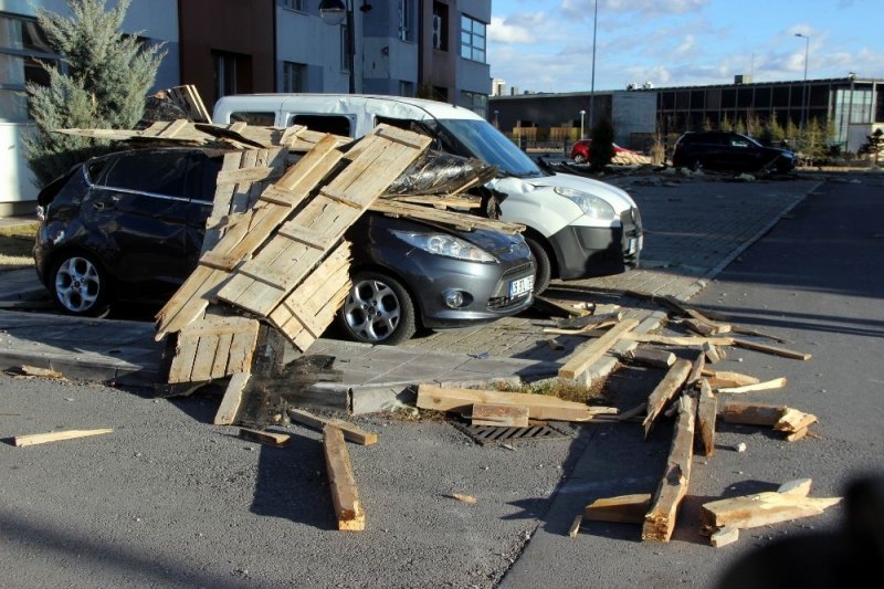 Saatte 110 Kilometre Hıza Ulaşan Rüzgar Kayseri’yi Savaş Alanına Çevirdi