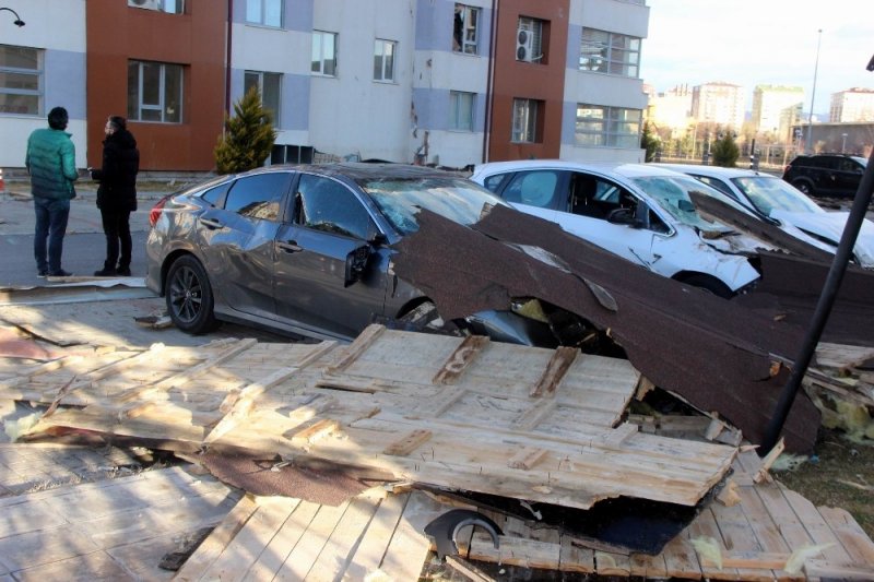 Saatte 110 Kilometre Hıza Ulaşan Rüzgar Kayseri’yi Savaş Alanına Çevirdi