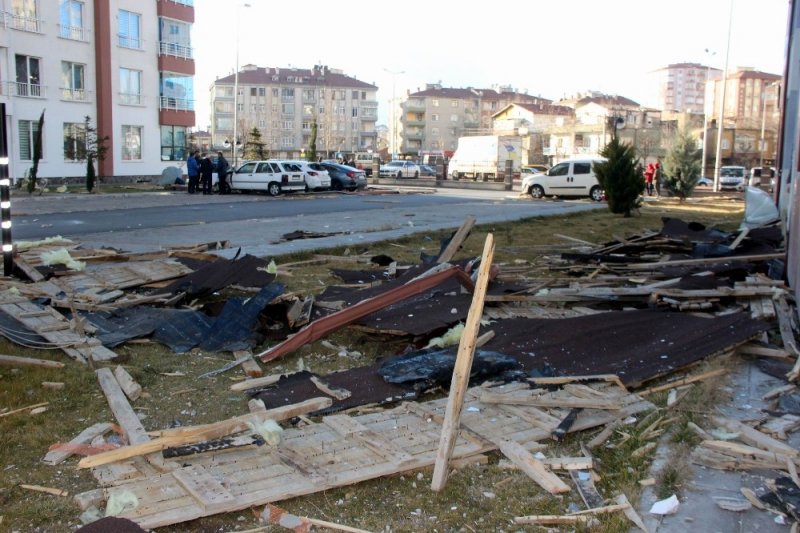 Saatte 110 Kilometre Hıza Ulaşan Rüzgar Kayseri’yi Savaş Alanına Çevirdi