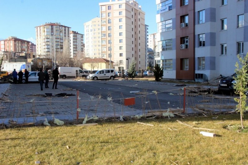 Saatte 110 Kilometre Hıza Ulaşan Rüzgar Kayseri’yi Savaş Alanına Çevirdi