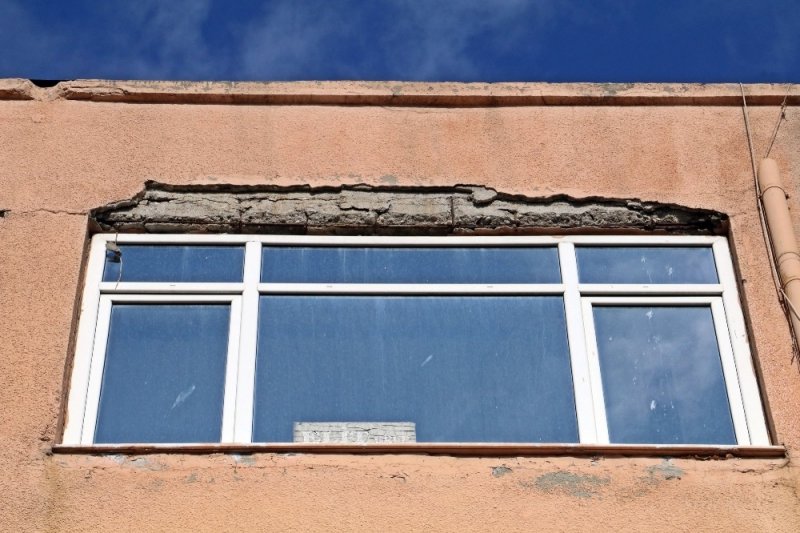 Binadan Kopan Beton Parçanın Altında Kalmaktan Saniyelerle Kurtuldu