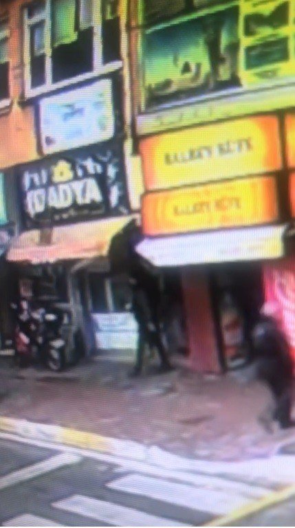 Binadan Kopan Beton Parçanın Altında Kalmaktan Saniyelerle Kurtuldu