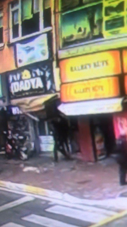 Binadan Kopan Beton Parçanın Altında Kalmaktan Saniyelerle Kurtuldu