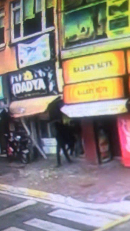 Binadan Kopan Beton Parçanın Altında Kalmaktan Saniyelerle Kurtuldu