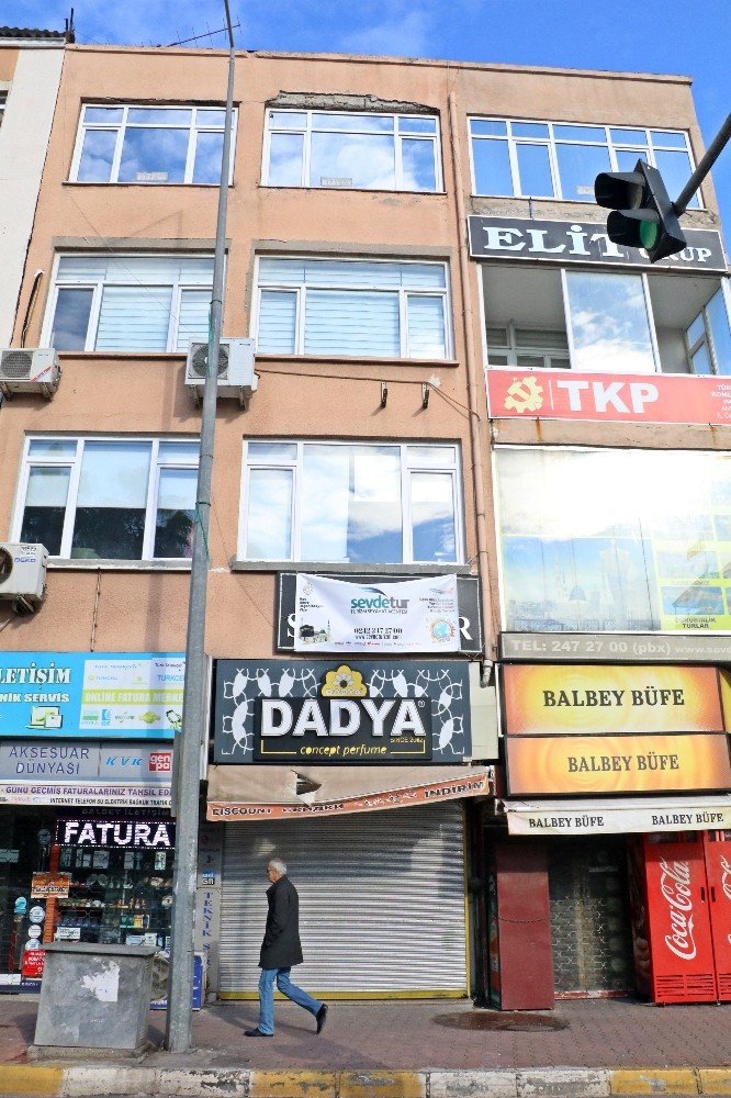 Binadan Kopan Beton Parçanın Altında Kalmaktan Saniyelerle Kurtuldu