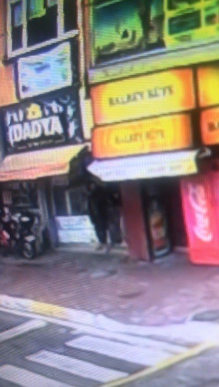 Binadan Kopan Beton Parçanın Altında Kalmaktan Saniyelerle Kurtuldu