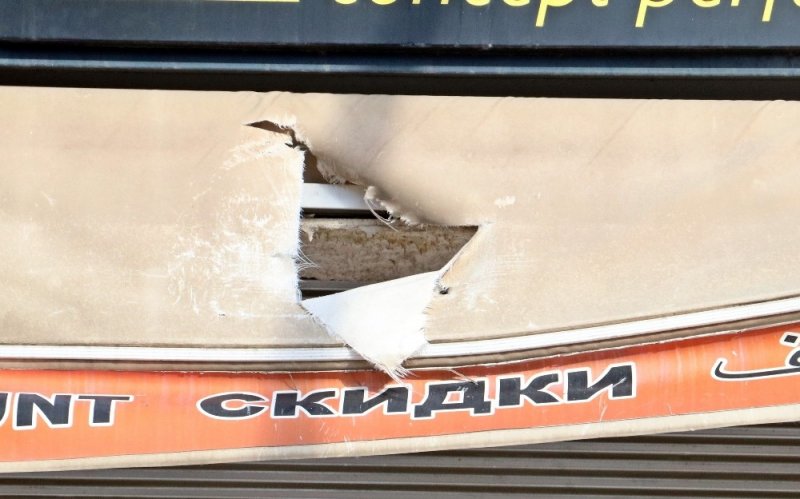 Binadan Kopan Beton Parçanın Altında Kalmaktan Saniyelerle Kurtuldu