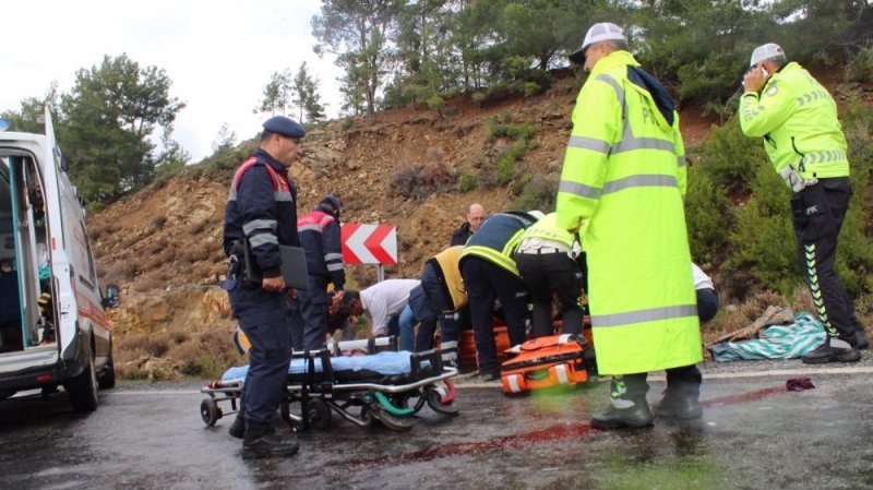 Kaygan Yolda Kafa Kafaya Çarpıştılar: 5 Yaralı