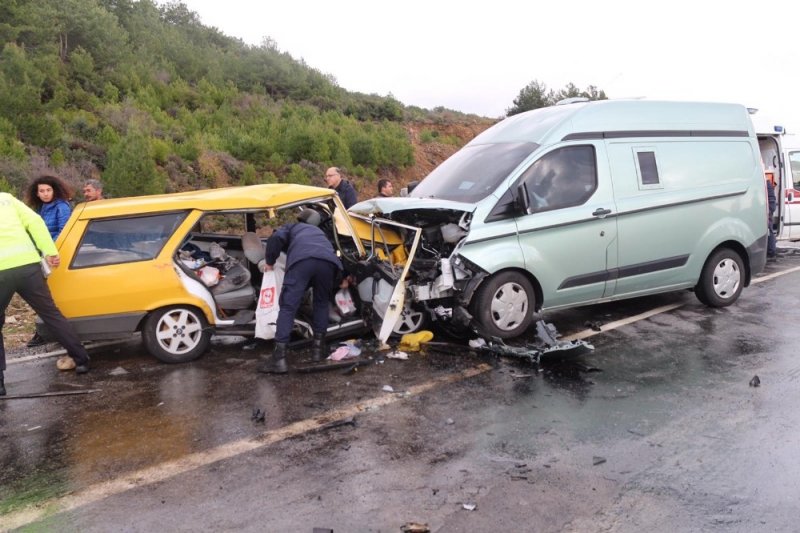 Kaygan Yolda Kafa Kafaya Çarpıştılar: 5 Yaralı
