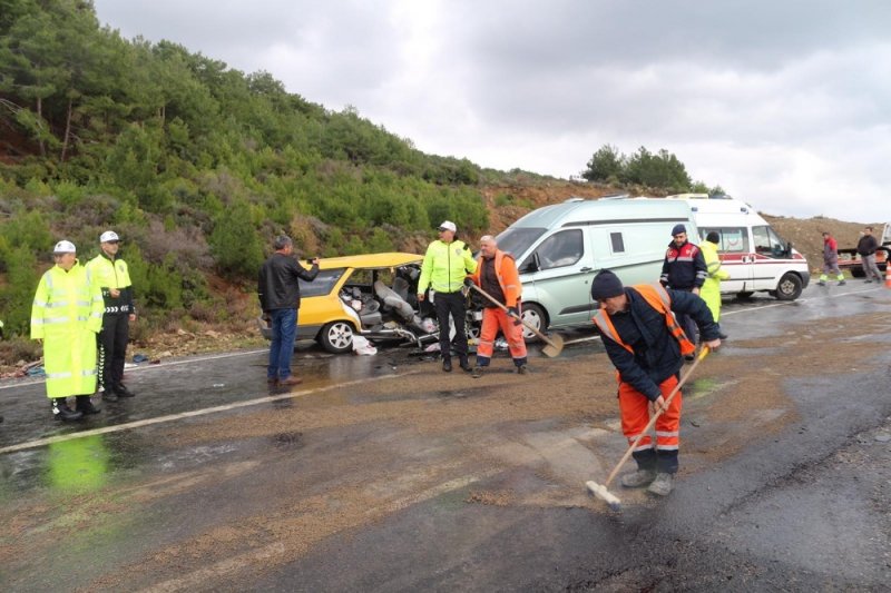 Kaygan Yolda Kafa Kafaya Çarpıştılar: 5 Yaralı