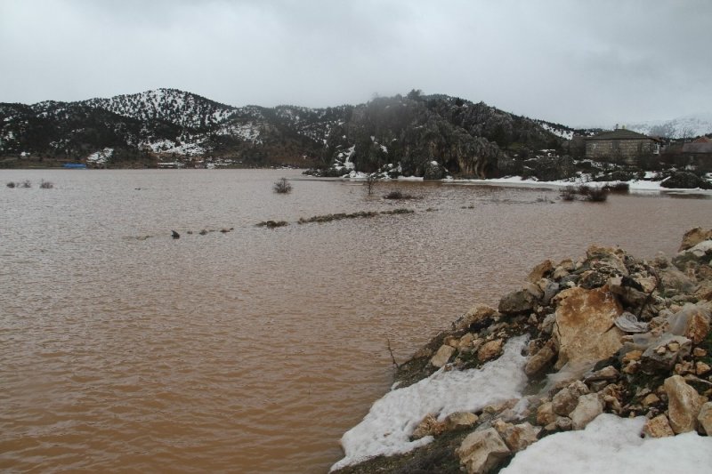 Yağışlar Ve Eriyen Kar Suları, Ekili Arazileri Sular Altında Bıraktı
